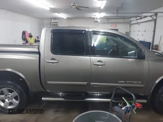 2006 Nissan Titan LE z VIN 1N6BA07B26N572273, wystawiony jako IAAI lot #41252390 z przebiegiem 88 457 mil mil oraz . Historia ofert i sprzedaży dostępna na DreamBid. Obrazek 14.