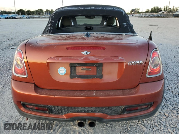 2013 MINI Roadster S z VIN WMWSY3C55DT594614, wystawiony jako Copart lot #87357464 z przebiegiem 119 449 mil mil oraz Tytuł czysty. Historia ofert i sprzedaży dostępna na DreamBid. Obrazek 6.