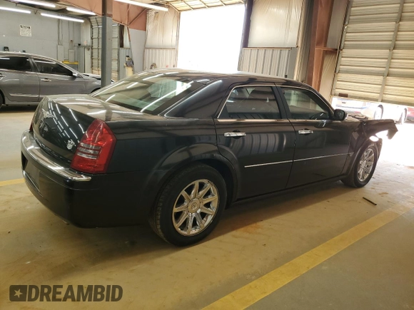 2005 Chrysler 300 C z VIN 2C3JA63H95H577428, wystawiony jako Copart lot #50975795 z przebiegiem 130 630 mil mil oraz Szkoda całkowita • Salvage title. Historia ofert i sprzedaży dostępna na DreamBid. Obrazek 3.