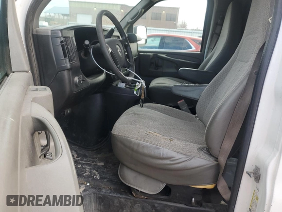 2015 GMC Savana Cargo z VIN 1GTW7FCF3F1114358, wystawiony jako Copart lot #47750135 z przebiegiem 176 068 mil mil oraz Czysty tytuł • Clean title. Historia ofert i sprzedaży dostępna na DreamBid. Obrazek 7.