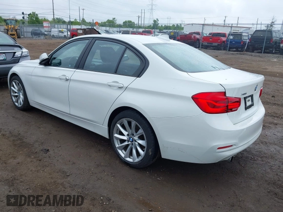 2018 BMW 3 Series 320i xDrive z VIN WBA8E5G5XJNU47665, wystawiony jako IAAI lot #42332838 z przebiegiem 97 821 mil mil oraz . Historia ofert i sprzedaży dostępna na DreamBid. Obrazek 3.