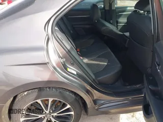 2018 Toyota Camry LE z VIN 4T1B11HK7JU023055, wystawiony jako IAAI lot #40609585 z przebiegiem Nie podano mil oraz . Historia ofert i sprzedaży dostępna na DreamBid. Obrazek 8.