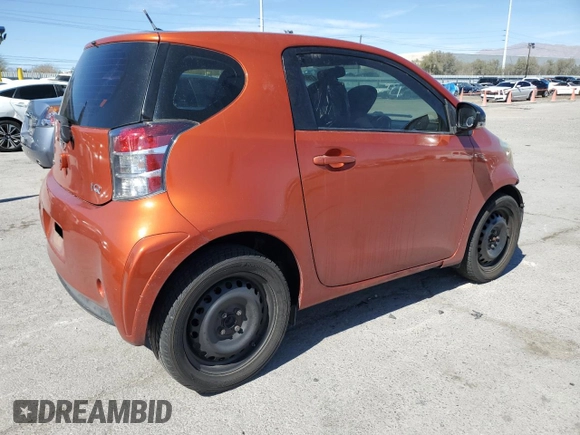 2013 Scion iQ z VIN JTNJJXB01DJ022124, wystawiony jako Copart lot #47960265 z przebiegiem 95 551 mil mil oraz Szkoda całkowita • Salvage title. Historia ofert i sprzedaży dostępna na DreamBid. Obrazek 3.
