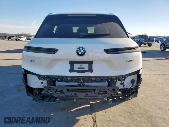 2024 BMW iX xDrive50 z VIN WB523CF08RCP70639, wystawiony jako Copart lot #46369565 z przebiegiem 13 783 mil mil oraz Czysty tytuł • Clean title. Historia ofert i sprzedaży dostępna na DreamBid. Obrazek 6.