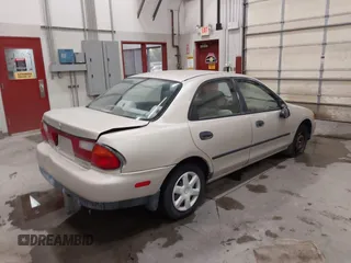 1998 Mazda Protege DX z VIN JM1BC1419W0171802, wystawiony jako IAAI lot #42202861 z przebiegiem 252 304 mil mil oraz . Historia ofert i sprzedaży dostępna na DreamBid. Obrazek 4.