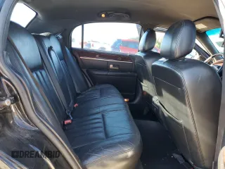 2006 Lincoln Town Car Signature z VIN 1LNHM81V96Y633439, wystawiony jako Copart lot #56548985 z przebiegiem 146 823 mil mil oraz Szkody całkowita. Historia ofert i sprzedaży dostępna na DreamBid. Obrazek 10.