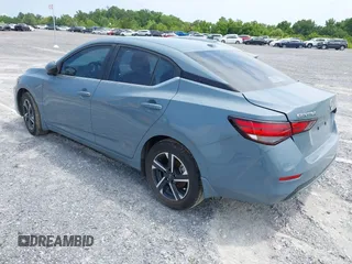 2024 Nissan Sentra SV z VIN 3N1AB8CV5RY357197, wystawiony jako IAAI lot #41968499 z przebiegiem 8 339 mil mil oraz . Historia ofert i sprzedaży dostępna na DreamBid. Obrazek 3.