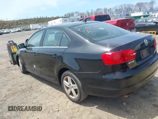 2013 Volkswagen Jetta TDI w/Premium z VIN 3VW3L7AJ4DM275326, wystawiony jako IAAI lot #42113541 z przebiegiem 166 357 mil mil oraz . Historia ofert i sprzedaży dostępna na DreamBid. Obrazek 3.
