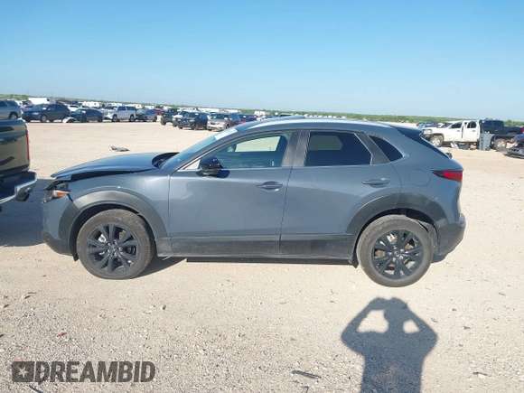 2025 Mazda CX-30 S Carbon Edition z VIN 3MVDMBCMXSM790941, wystawiony jako IAAI lot #42514372 z przebiegiem 17 235 mil mil oraz . Historia ofert i sprzedaży dostępna na DreamBid. Obrazek 14.