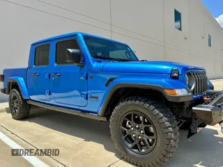 2024 Jeep Gladiator Sport S с VIN 1C6HJTAG0RL123040, выставлен на аукционе IAAI как лот 42628429 с пробегом 15 046 миль миль и . История ставок и продаж доступна на DreamBid. Изображение 1.