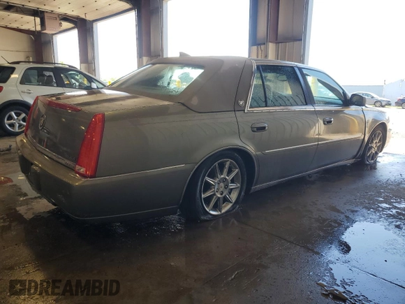 2010 Cadillac DTS 1SC z VIN 1G6KD5EYXAU119017, wystawiony jako Copart lot #56149775 z przebiegiem 113 617 mil mil oraz Szkoda całkowita • Salvage title. Historia ofert i sprzedaży dostępna na DreamBid. Obrazek 3.