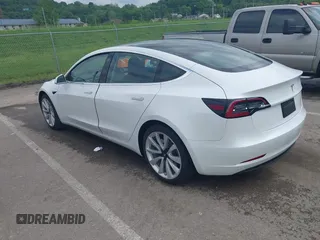 2020 Tesla Model 3 Standard Range Plus z VIN 5YJ3E1EA9LF598682, wystawiony jako IAAI lot #42247434 z przebiegiem 28 835 mil mil oraz . Historia ofert i sprzedaży dostępna na DreamBid. Obrazek 3.