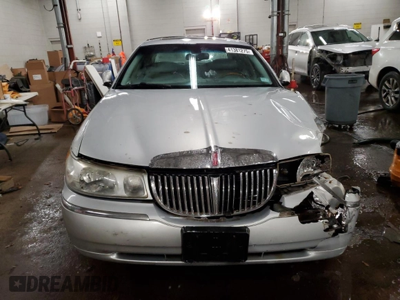 2002 Lincoln Town Car Signature z VIN 1LNHM82W02Y665486, wystawiony jako Copart lot #41381275 z przebiegiem Nie podano mil oraz Szkoda całkowita • Salvage title. Historia ofert i sprzedaży dostępna na DreamBid. Obrazek 5.