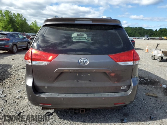 2013 Toyota Sienna XLE с VIN 5TDDK3DC2DS065291, выставлен на аукционе Copart как лот 60814175 с пробегом 170 626 миль миль и Чистый • Clean title. История ставок и продаж доступна на DreamBid. Изображение 6.