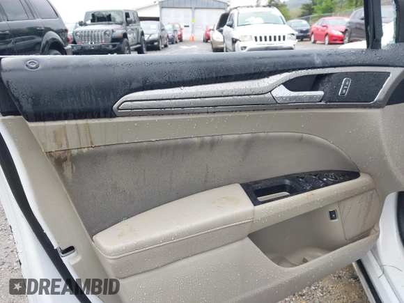 2020 Ford Fusion SE z VIN 3FA6P0LU2LR219671, wystawiony jako IAAI lot #41996821 z przebiegiem Nie podano mil oraz . Historia ofert i sprzedaży dostępna na DreamBid. Obrazek 13.