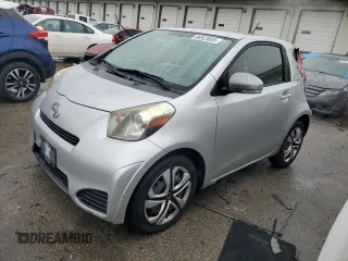 2013 Scion iQ z VIN JTNJJXB08DJ025554, wystawiony jako Copart lot #88923885 z przebiegiem 110 378 mil mil oraz Szkoda całkowita • Salvage title. Historia ofert i sprzedaży dostępna na DreamBid. Obrazek 1.