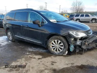 2017 Chrysler Pacifica Touring L z VIN 2C4RC1BGXHR821249, wystawiony jako IAAI lot #41295250 z przebiegiem 99 999 mil mil oraz . Historia ofert i sprzedaży dostępna na DreamBid. Obrazek 1.