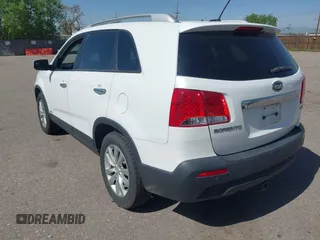 2011 Kia Sorento EX z VIN 5XYKUDA29BG090671, wystawiony jako IAAI lot #42268857 z przebiegiem 146 770 mil mil oraz . Historia ofert i sprzedaży dostępna na DreamBid. Obrazek 3.