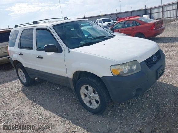 2005 Ford Escape XLT with VIN 1FMYU93145KE08055, listed as a IAAI auction lot 42004705 with 205,729 mi miles. Bid and sale history available at carsss.com. Image 1.