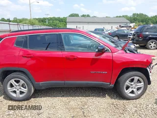 2024 Jeep Compass Latitude z VIN 3C4NJDBN5RT579943, wystawiony jako IAAI lot #42461866 z przebiegiem 18 241 mil mil oraz . Historia ofert i sprzedaży dostępna na DreamBid. Obrazek 14.