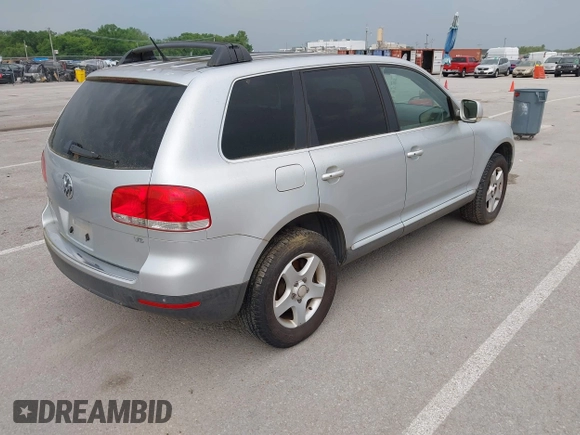 2007 Volkswagen Touareg V6 z VIN WVGZE77L57D001046, wystawiony jako IAAI lot #42283224 z przebiegiem 243 861 mil mil oraz . Historia ofert i sprzedaży dostępna na DreamBid. Obrazek 4.