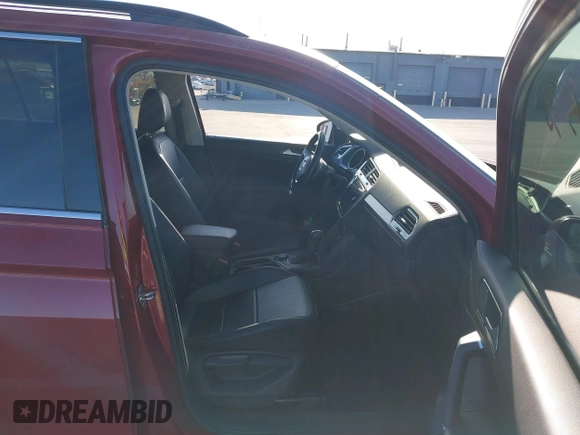 2018 Volkswagen Tiguan SEL z VIN 3VV2B7AX6JM039344, wystawiony jako IAAI lot #41934536 z przebiegiem 93 838 mil mil oraz . Historia ofert i sprzedaży dostępna na DreamBid. Obrazek 5.