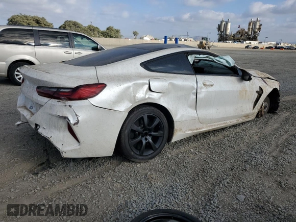 2022 BMW M8 Competition z VIN WBSAE0C04NCJ11232, wystawiony jako Copart lot #72020954 z przebiegiem Nie podano mil oraz Szkoda całkowita • Salvage title. Historia ofert i sprzedaży dostępna na DreamBid. Obrazek 3.
