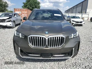 2024 BMW X5 xDrive50e z VIN 5UX43EU07R9S85366, wystawiony jako Copart lot #54894225 z przebiegiem 21 712 mil mil oraz Szkody całkowita. Historia ofert i sprzedaży dostępna na DreamBid. Obrazek 5.