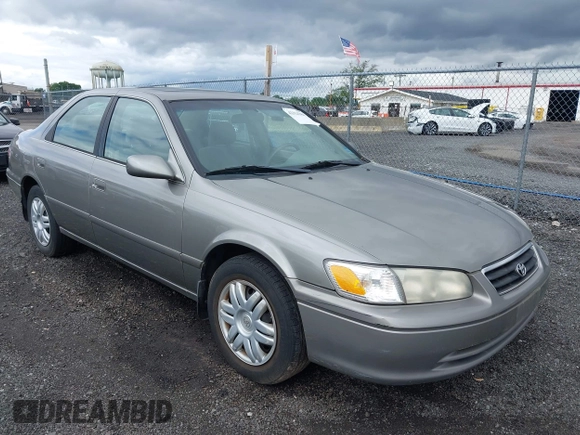 2001 Toyota Camry CE z VIN 4T1BG22K01U028448, wystawiony jako IAAI lot #42324384 z przebiegiem 190 325 mil mil oraz . Historia ofert i sprzedaży dostępna na DreamBid. Obrazek 1.