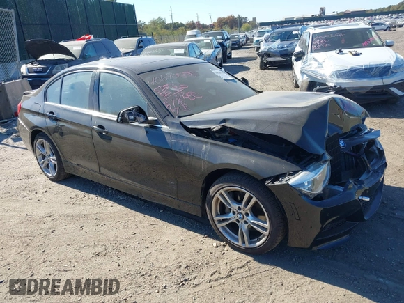 2018 BMW 3 Series 330i xDrive z VIN WBA8D9C5XJEM33068, wystawiony jako IAAI lot #40640558 z przebiegiem 53 556 mil mil oraz . Historia ofert i sprzedaży dostępna na DreamBid. Obrazek 1.