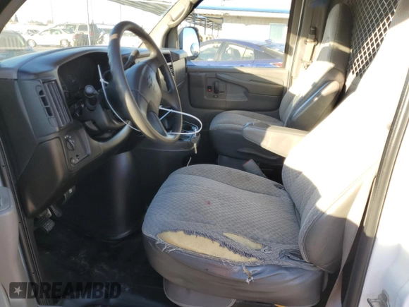 2005 Chevrolet Express Cargo z VIN 1GCFG15TX51223338, wystawiony jako Copart lot #88510005 z przebiegiem 375 641 mil mil oraz Czysty tytuł • Clean title. Historia ofert i sprzedaży dostępna na DreamBid. Obrazek 7.