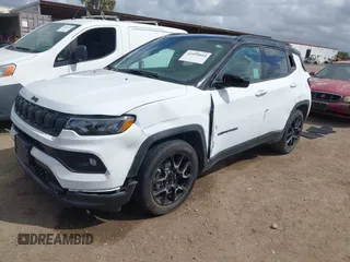 2022 Jeep Compass Latitude z VIN 3C4NJCBB6NT213502, wystawiony jako IAAI lot #41949094 z przebiegiem 11 090 mil mil oraz . Historia ofert i sprzedaży dostępna na DreamBid. Obrazek 17.