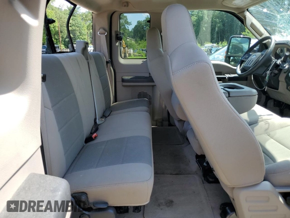 2008 Ford F-250 XL z VIN 1FTSX21518ED53470, wystawiony jako Copart lot #58700765 z przebiegiem 71 241 mil mil oraz Czysty tytuł • Clean title. Historia ofert i sprzedaży dostępna na DreamBid. Obrazek 10.