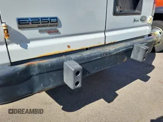 2014 Ford Econoline Cargo Commercial z VIN 1FTNE2EW0EDA95532, wystawiony jako IAAI lot #42442160 z przebiegiem 140 667 mil mil oraz . Historia ofert i sprzedaży dostępna na DreamBid. Obrazek 7.