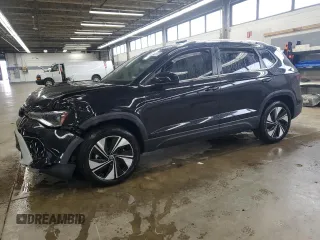 2025 Volkswagen Taos SE z VIN 3VVUC7B22SM010711, wystawiony jako Copart lot #55577455 z przebiegiem 3019 mil mil oraz Tytuł czysty. Historia ofert i sprzedaży dostępna na DreamBid. Obrazek 1.