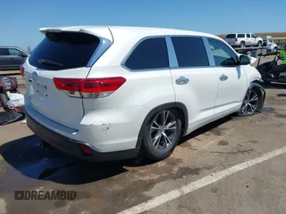 2017 Toyota Highlander LE z VIN 5TDZZRFH7HS221067, wystawiony jako IAAI lot #42168559 z przebiegiem 93 827 mil mil oraz . Historia ofert i sprzedaży dostępna na DreamBid. Obrazek 4.