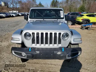 2023 Jeep Wrangler Sahara z VIN 1C4JJXP66PW703050, wystawiony jako Copart lot #53637455 z przebiegiem 7 525 mil mil oraz Czysty tytuł • Clean title. Historia ofert i sprzedaży dostępna na DreamBid. Obrazek 5.