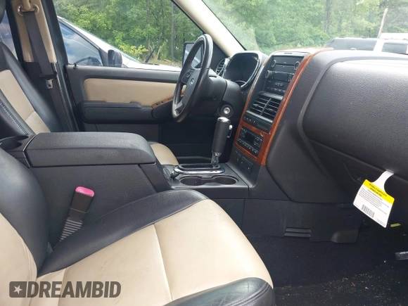 2010 Ford Explorer Eddie Bauer z VIN 1FMEU6EE0AUA05254, wystawiony jako IAAI lot #42251008 z przebiegiem 110 959 mil mil oraz . Historia ofert i sprzedaży dostępna na DreamBid. Obrazek 5.