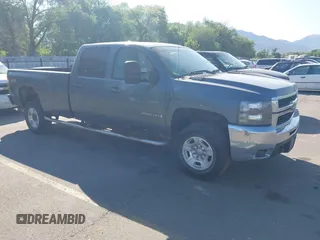 2008 Chevrolet Silverado 3500HD SRW 1LT z VIN 1GCHK33678F139839, wystawiony jako IAAI lot #42395853 z przebiegiem 323 766 mil mil oraz . Historia ofert i sprzedaży dostępna na DreamBid. Obrazek 1.