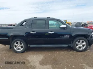 2013 Chevrolet Avalanche LT z VIN 3GNTKFE70DG297831, wystawiony jako IAAI lot #41709367 z przebiegiem 107 811 mil mil oraz . Historia ofert i sprzedaży dostępna na DreamBid. Obrazek 13.