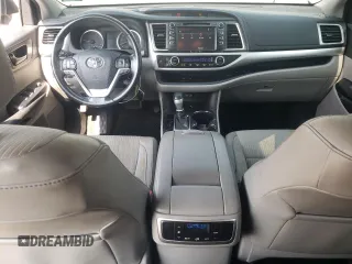 2018 Toyota Highlander LE с VIN 5TDBZRFH7JS830067, выставлен на аукционе Copart как лот 58835375 с пробегом 65 315 миль миль и Списание • Salvage title. История ставок и продаж доступна на DreamBid. Изображение 8.