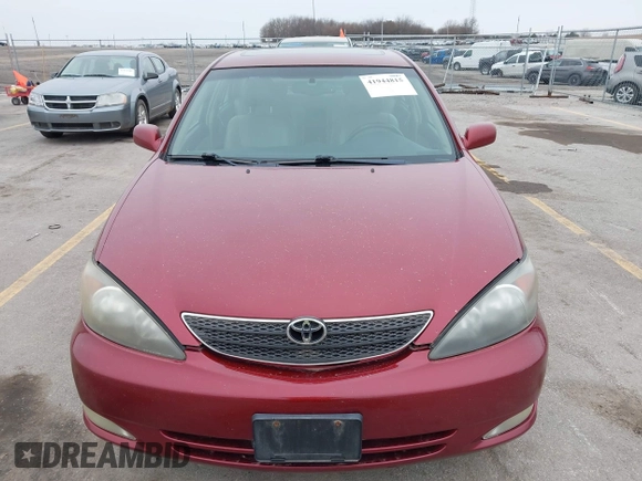 2003 Toyota Camry LE z VIN 4T1BF32K83U056252, wystawiony jako IAAI lot #41944815 z przebiegiem 324 105 mil mil oraz . Historia ofert i sprzedaży dostępna na DreamBid. Obrazek 6.