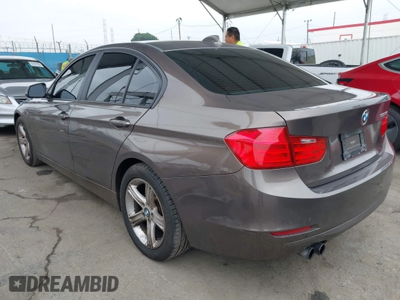 2012 BMW 3 Series 328i z VIN WBA3C1C55CA696853, wystawiony jako IAAI lot #41870826 z przebiegiem 215 613 mil mil oraz . Historia ofert i sprzedaży dostępna na DreamBid. Obrazek 3.