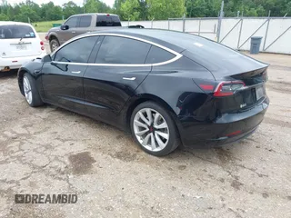2018 Tesla Model 3 Long Range Battery z VIN 5YJ3E1EB3JF186733, wystawiony jako IAAI lot #42093891 z przebiegiem 102 435 mil mil oraz . Historia ofert i sprzedaży dostępna na DreamBid. Obrazek 3.