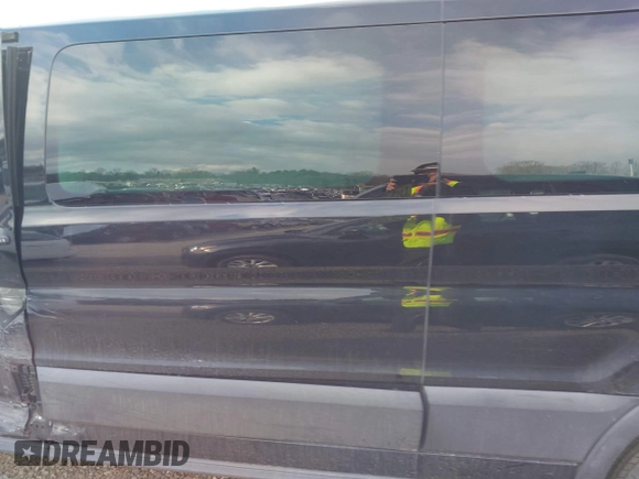 2018 Ford Transit Passenger XL z VIN 1FBZX2YM5JKA57441, wystawiony jako IAAI lot #41257346 z przebiegiem 71 702 mil mil oraz . Historia ofert i sprzedaży dostępna na DreamBid. Obrazek 14.