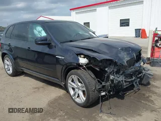 2013 BMW X5 M z VIN 5YMGY0C59DLL15891, wystawiony jako IAAI lot #41851131 z przebiegiem 96 184 mil mil oraz . Historia ofert i sprzedaży dostępna na DreamBid. Obrazek 1.