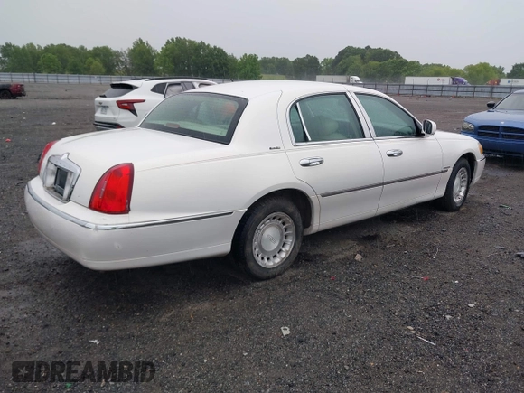 2002 Lincoln Town Car Executive z VIN 1LNHM81W42Y636204, wystawiony jako IAAI lot #42194479 z przebiegiem Nie podano mil oraz . Historia ofert i sprzedaży dostępna na DreamBid. Obrazek 4.