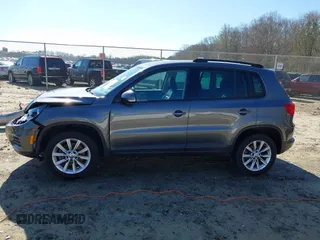 2014 Volkswagen Tiguan SE z VIN WVGAV3AX0EW511694, wystawiony jako IAAI lot #41811345 z przebiegiem 95 129 mil mil oraz . Historia ofert i sprzedaży dostępna na DreamBid. Obrazek 14.