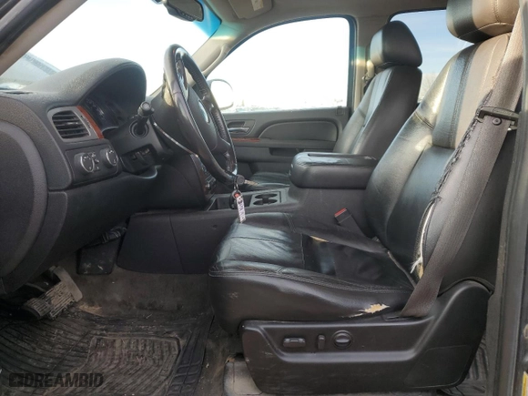 2010 Chevrolet Suburban LT with VIN 1GNUKJE33AR138995, listed as a Copart auction lot 46938435 with 281,335 mi miles and Clean Title. Bid and sale history available at carsss.com. Image 7.