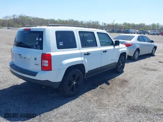 2016 Jeep Patriot Latitude with VIN 1C4NJRFB7GD718468, listed as a IAAI auction lot 42065343 with 92,009 mi miles. Bid and sale history available at carsss.com. Image 4.